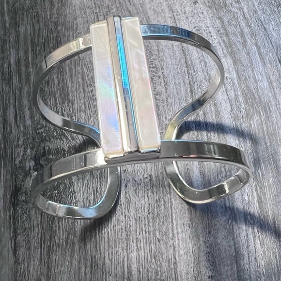 Premier Designs Jewelry Silver Faux Mother Pearl Cuff Bracelet - Picture 1 of 8